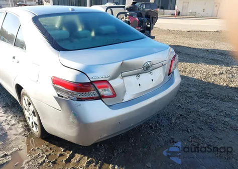2010 Toyota Camry Le z USA, uszkodzony, nr VIN 4T1BF3EKXAU057881